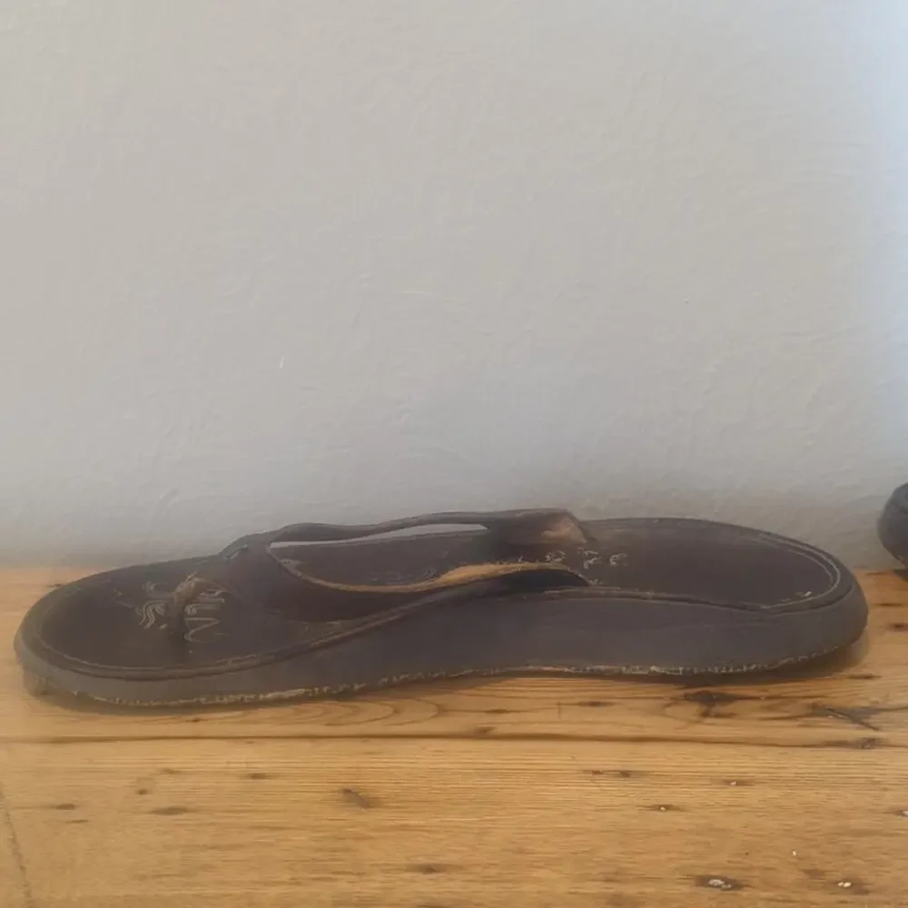OluKai Hawaiian Inspired Brown Leather Sandals Women's Size 9